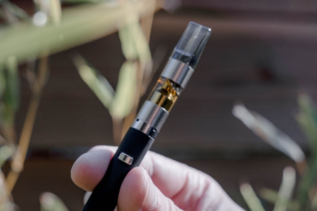 Exploring the Benefits of HHC Disposable Vapes for Cannabis Users